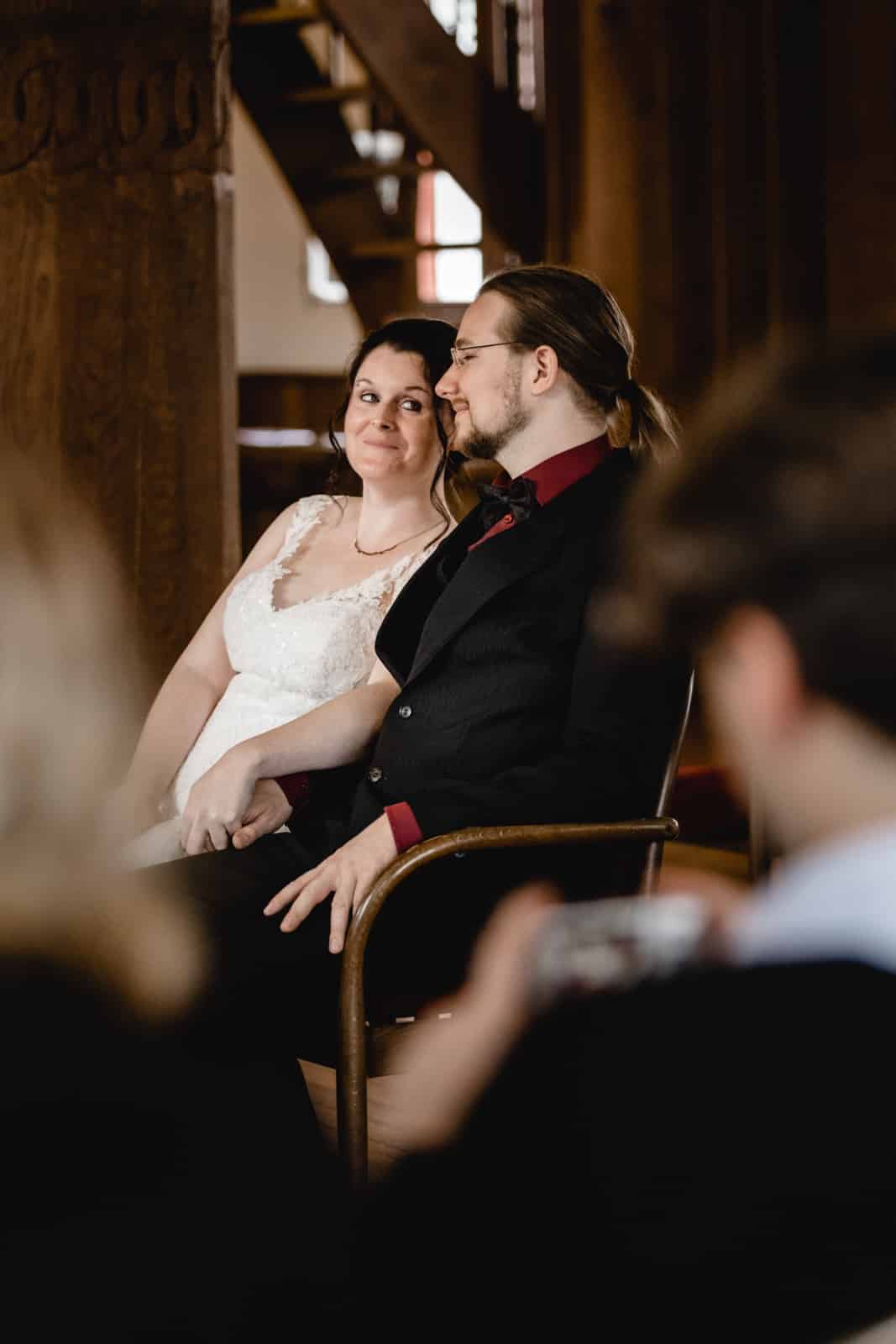 Braut lacht ihren Mann an während der Trauung im alten Rathaus Gross-Gerau