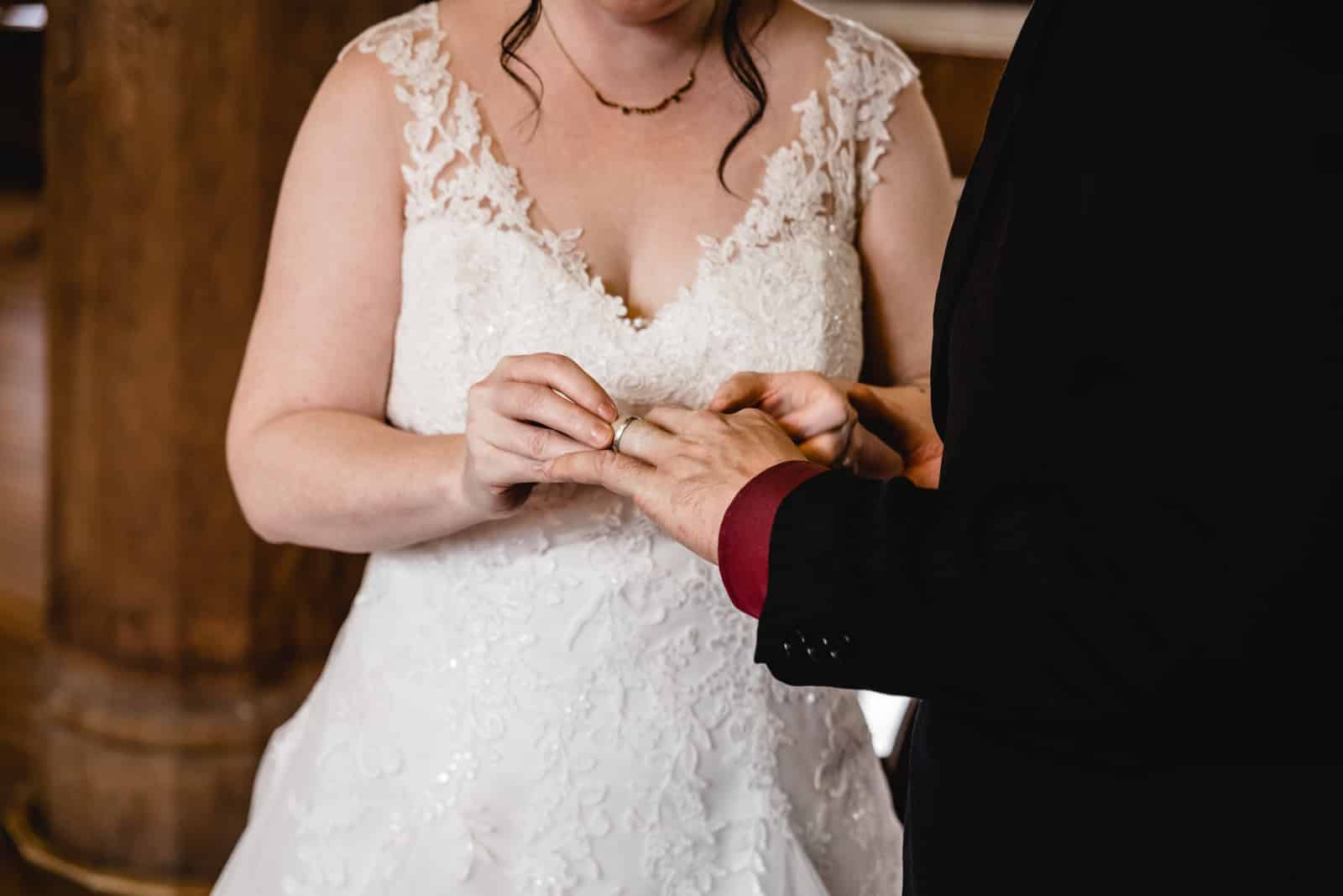 Braut steckt ihrem Mann den Ring an auf dem Standesamt Gross-Gerau