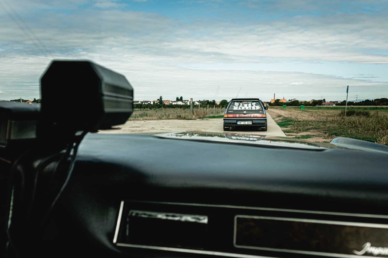 Sicht aus dem amerikanischen Streifenwagen auf einen Honda Oldtimer