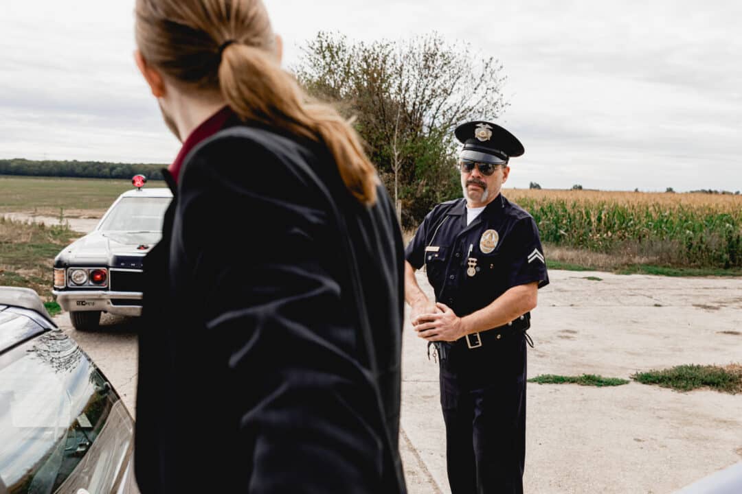Bräutigam wird vom amerikanischen Polizisten verhaftet und schaut zum Polizeimann